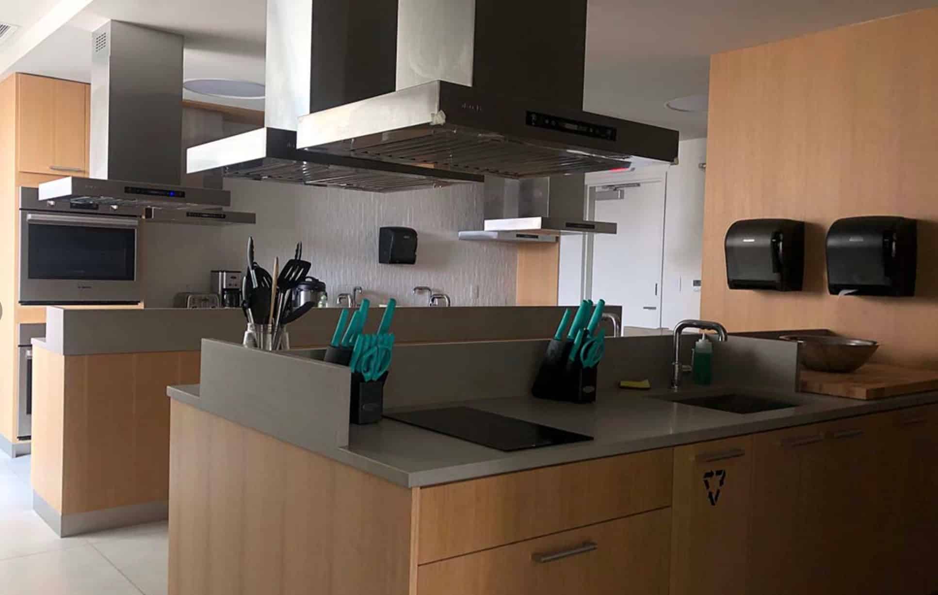 Common Area?w=400&h=260&fit=crop&q=40&auto=format&trim=auto